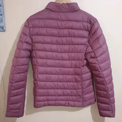 Chaqueta acolchada morada para mujer - miniatura 2