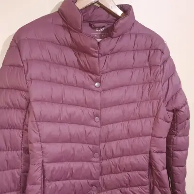 Chaqueta acolchada morada para mujer - miniatura 3