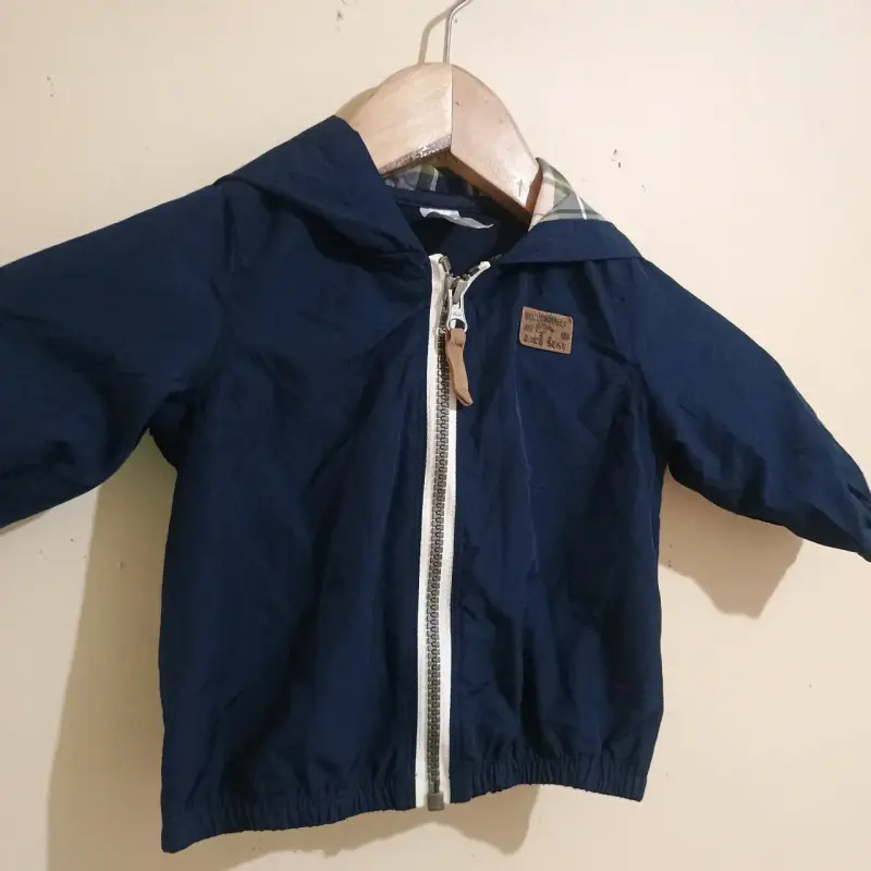 Chaqueta azul para niño con capucha - 3