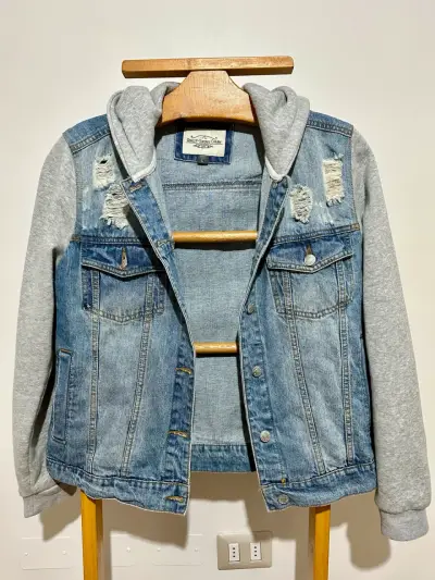 Chaqueta de mezclilla con capucha gris - miniatura 1