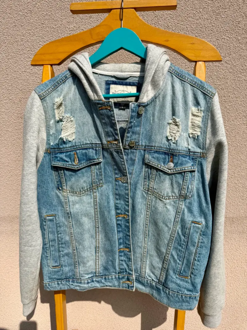 Chaqueta de mezclilla con capucha gris - 3
