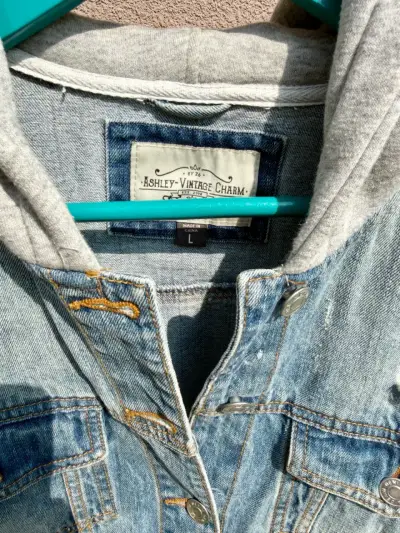 Chaqueta de mezclilla con capucha gris - miniatura 4