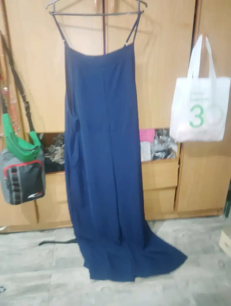 Vestido largo azul con tirantes - 2