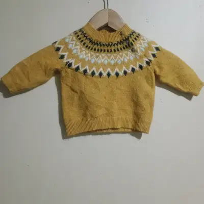Suéter infantil amarillo con diseño nórdico - miniatura 1