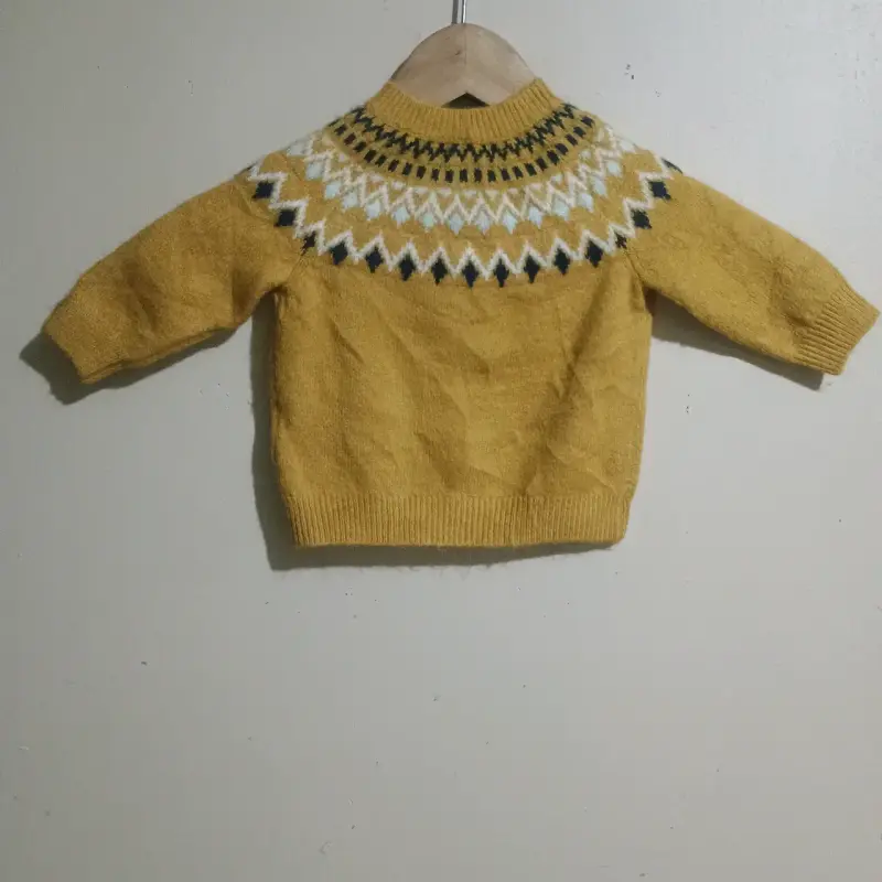 Suéter infantil amarillo con diseño nórdico - 2