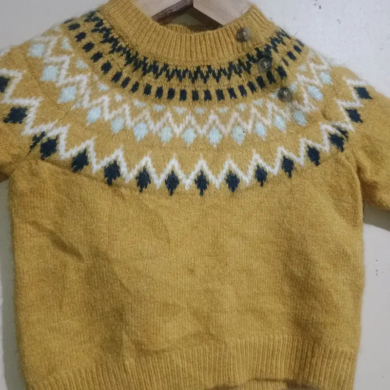 Suéter infantil amarillo con diseño nórdico - 4