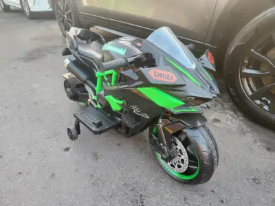 Moto eléctrica infantil Kawasaki verde - miniatura 2