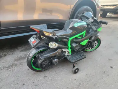 Moto eléctrica infantil Kawasaki verde - miniatura 3