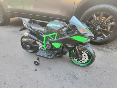 Moto eléctrica infantil Kawasaki verde - miniatura 4