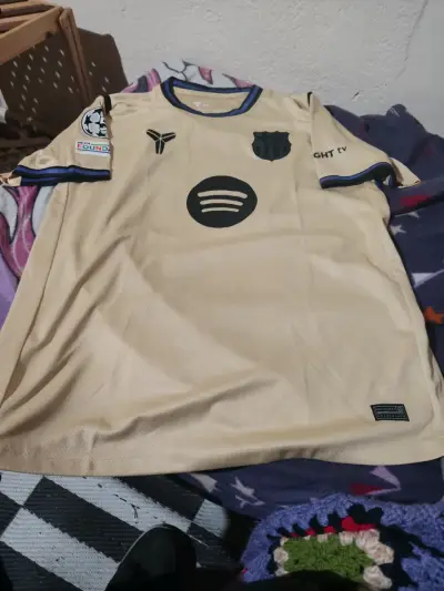 Camiseta de fútbol dorada con logos Barcelona - miniatura 1