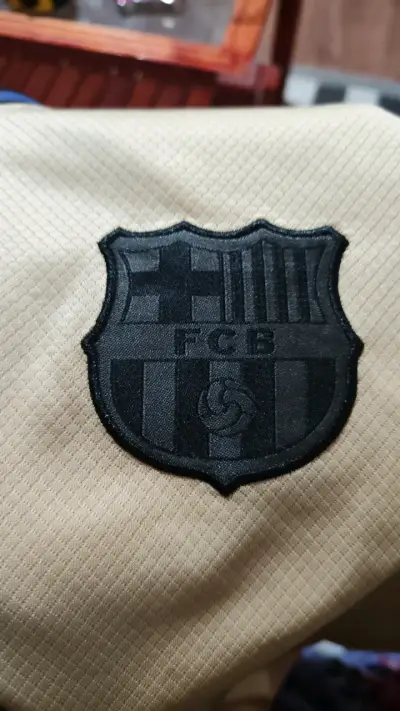 Camiseta de fútbol dorada con logos Barcelona - miniatura 5