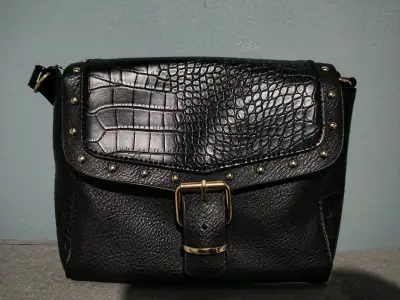 Cartera negra de cuero con diseño reptil - miniatura 1