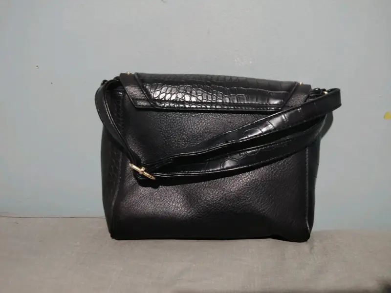 Cartera negra de cuero con diseño reptil - 2
