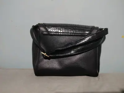 Cartera negra de cuero con diseño reptil - miniatura 2