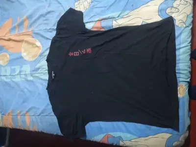 Polera negra con diseño japonés - miniatura 1