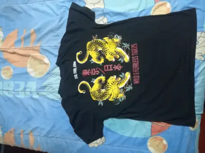 Polera negra con diseño japonés - miniatura 2