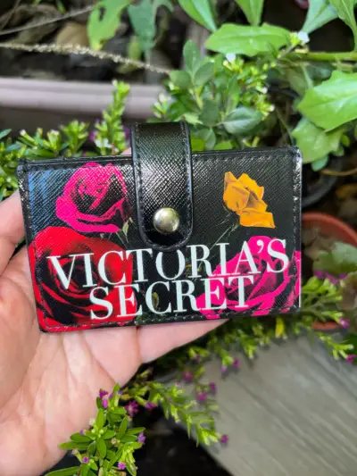 Tarjetero Victoria's Secret con diseño floral - miniatura 1