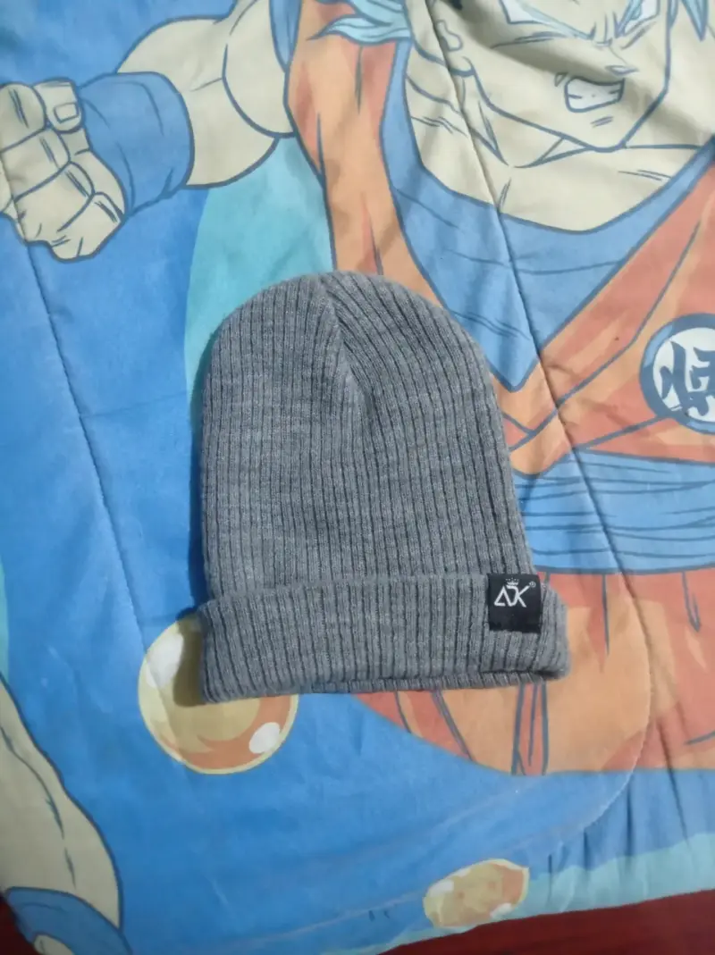 Gorro de lana gris con etiqueta - 1