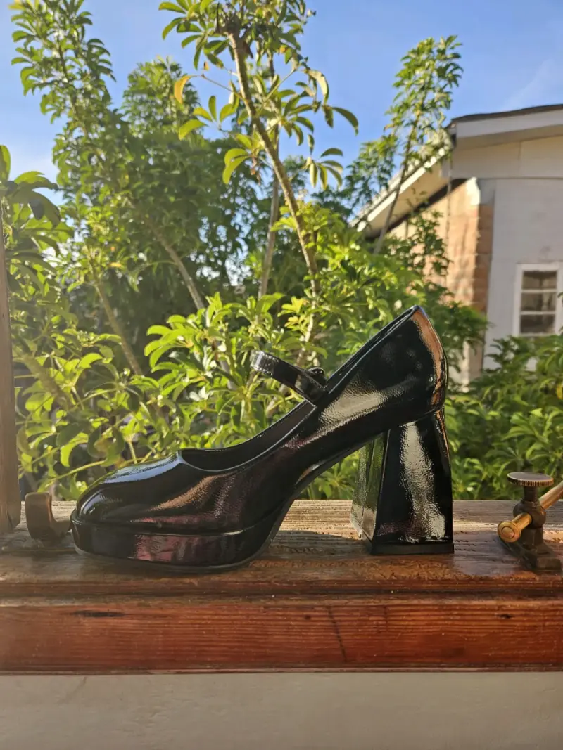 Zapato de charol negro con taco alto - 5
