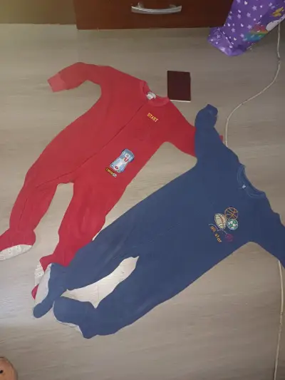 Pijamas enteros para bebé en rojo y azul - miniatura 1