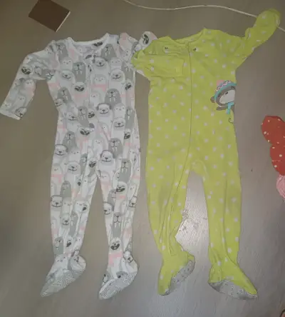 Pijamas enteros para bebé en rojo y azul - miniatura 2