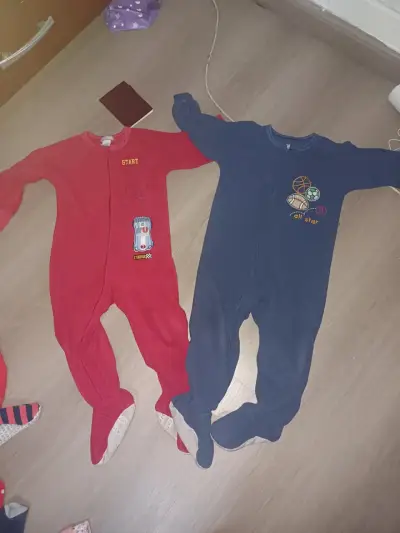 Pijamas enteros para bebé en rojo y azul - miniatura 6