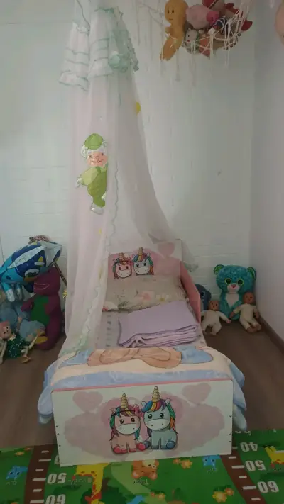 Cama infantil con dosel de unicornios - miniatura 1