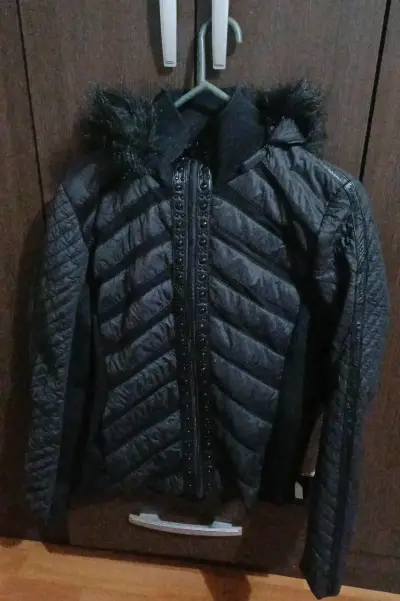 Chaqueta negra con capucha de piel sintética - miniatura 1
