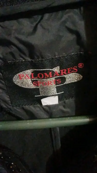 Chaqueta negra con capucha de piel sintética - miniatura 2