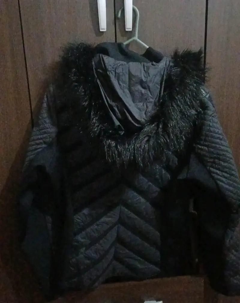 Chaqueta negra con capucha de piel sintética - 3