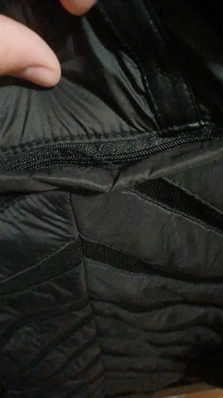 Chaqueta negra con capucha de piel sintética - 4