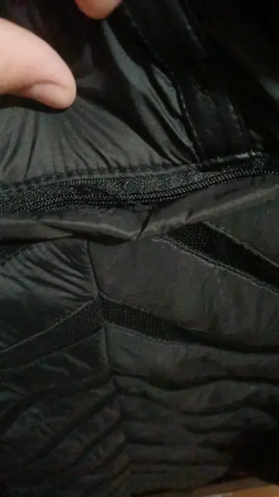 Chaqueta negra con capucha de piel sintética - miniatura 4