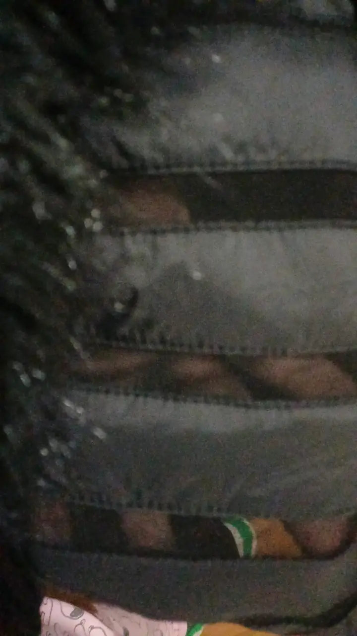 Chaqueta negra con capucha de piel sintética - 5