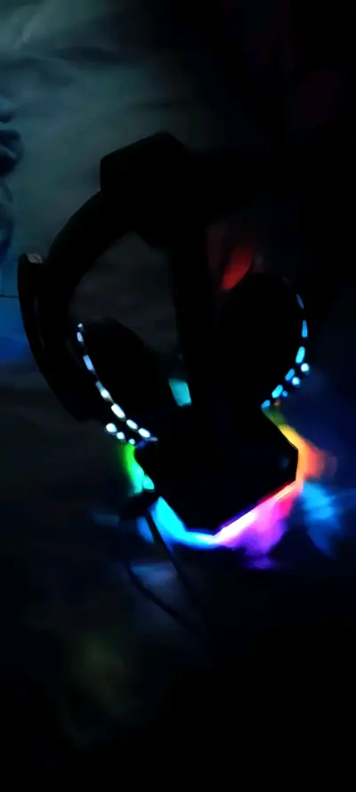 Auriculares gaming con luces LED y soporte RGB. - miniatura 1