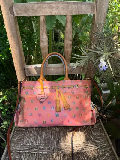 Bolso Dooney & Bourke rainbow signature rosado - miniatura 1