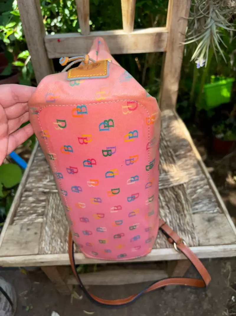 Bolso Dooney & Bourke rainbow signature rosado - 3