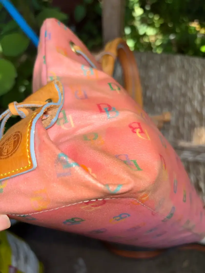 Bolso Dooney & Bourke rainbow signature rosado - 4