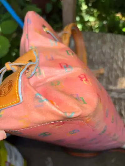 Bolso Dooney & Bourke rainbow signature rosado - miniatura 4