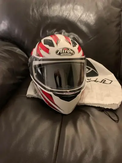 Casco integral Airoh con diseño rojo y blanco - miniatura 1