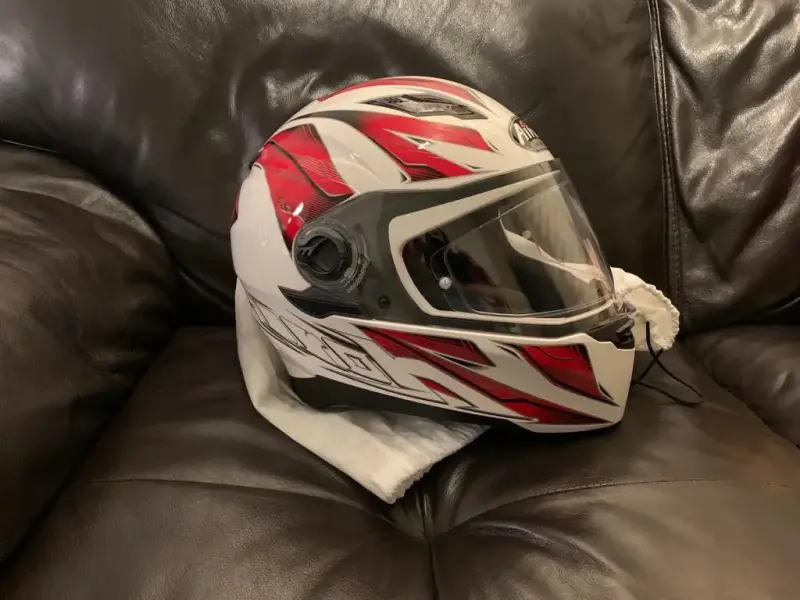 Casco integral Airoh con diseño rojo y blanco - 2