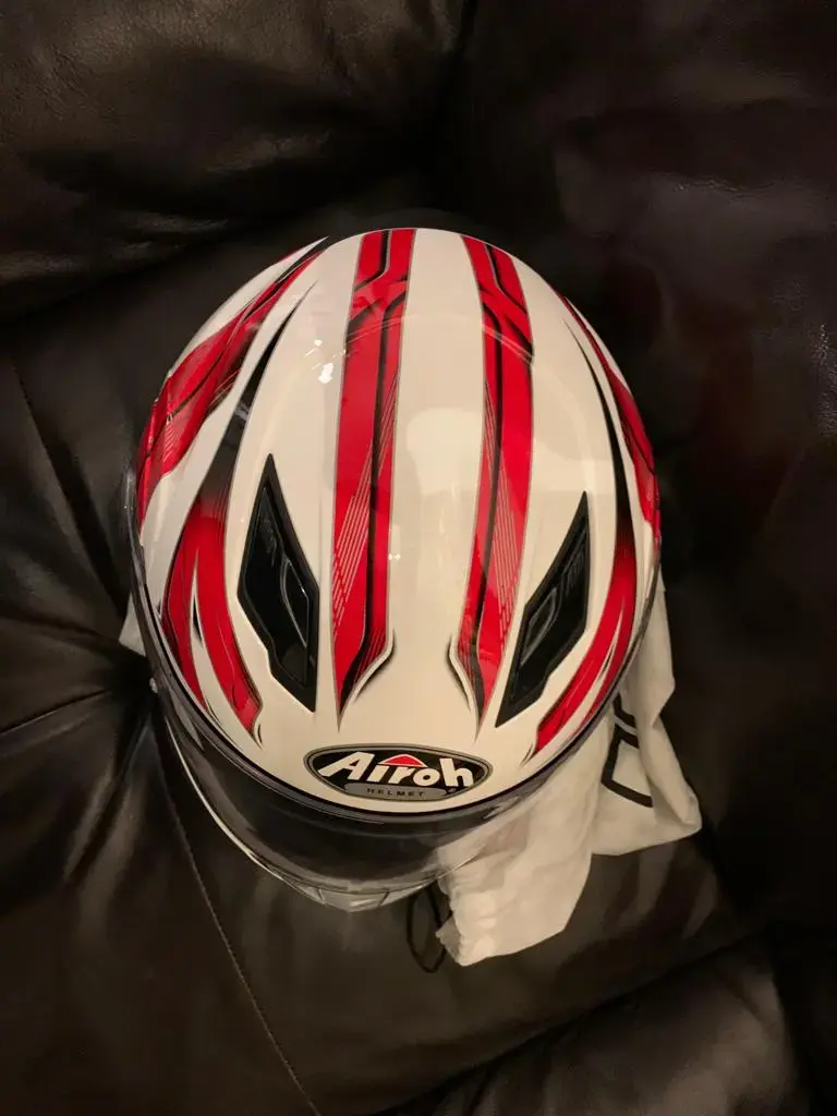 Casco integral Airoh con diseño rojo y blanco - 3