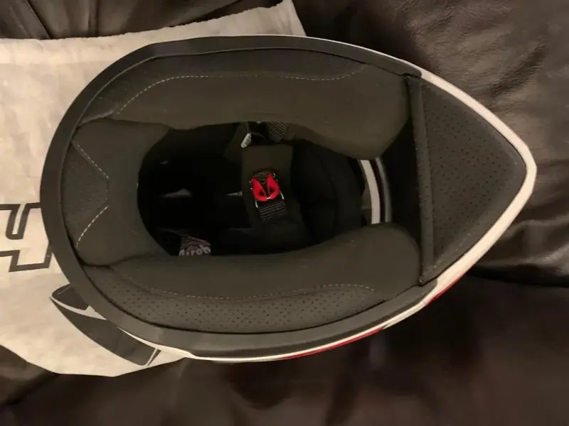 Casco integral Airoh con diseño rojo y blanco - 4