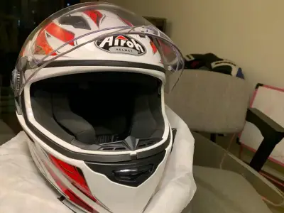 Casco integral Airoh con diseño rojo y blanco - miniatura 6