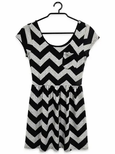 Vestido corto con estampado zigzag - miniatura 1