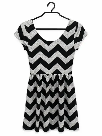 Vestido corto con estampado zigzag - miniatura 2