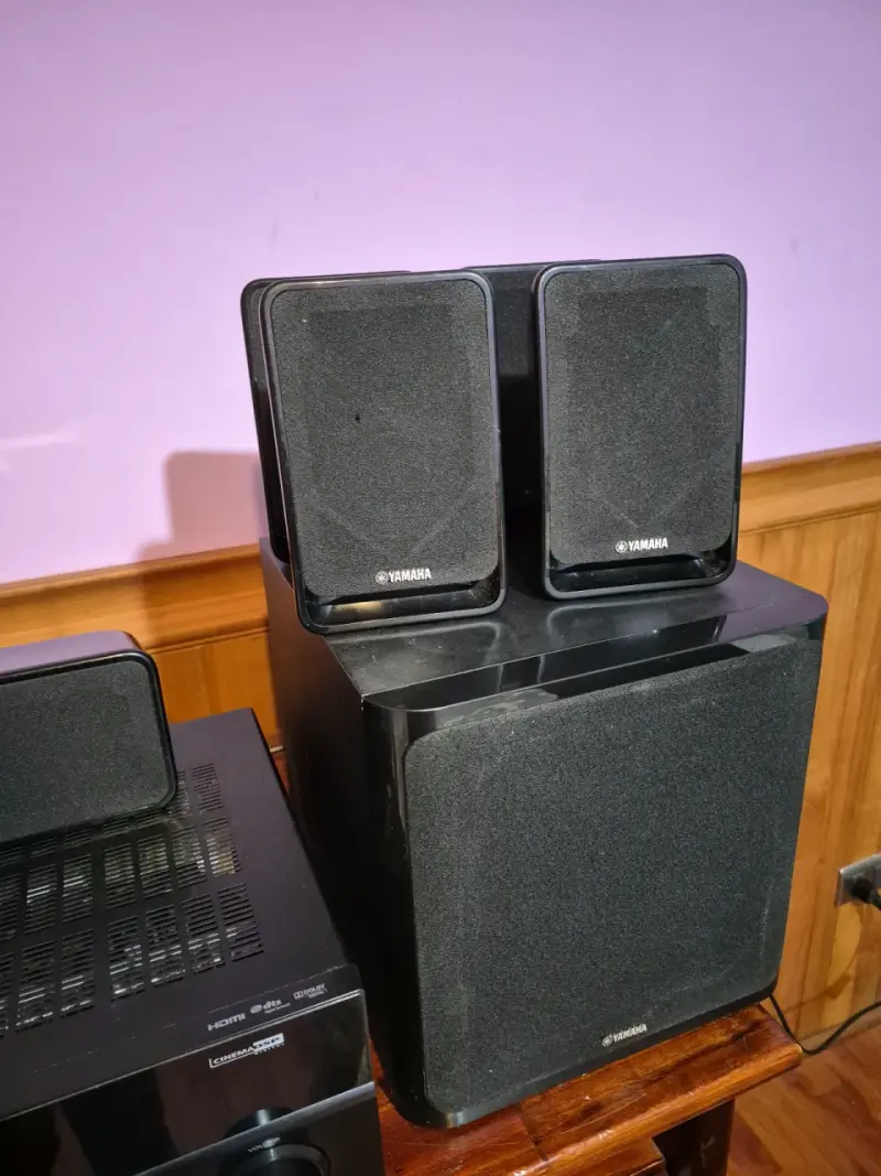 Sistema de sonido Yamaha con parlantes - 4
