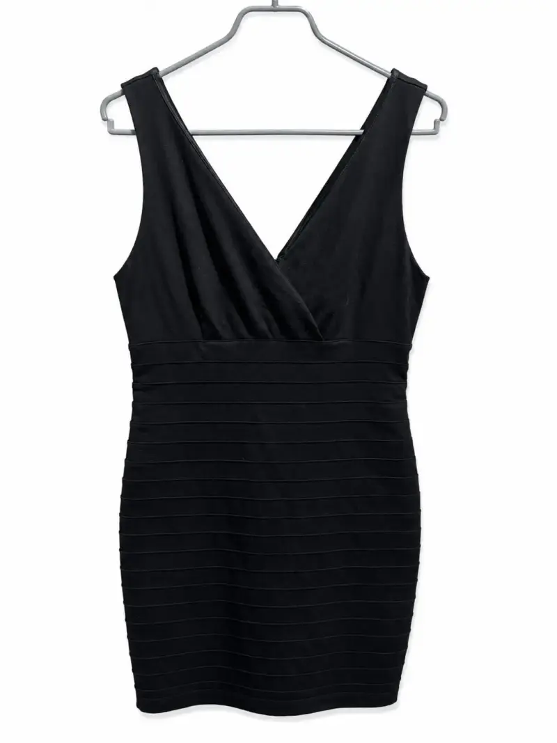 Vestido negro ajustado elegante