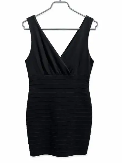 Vestido negro ajustado elegante - miniatura 1