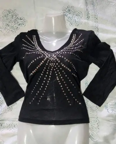 Polera negra con diseño de tachas - miniatura 1