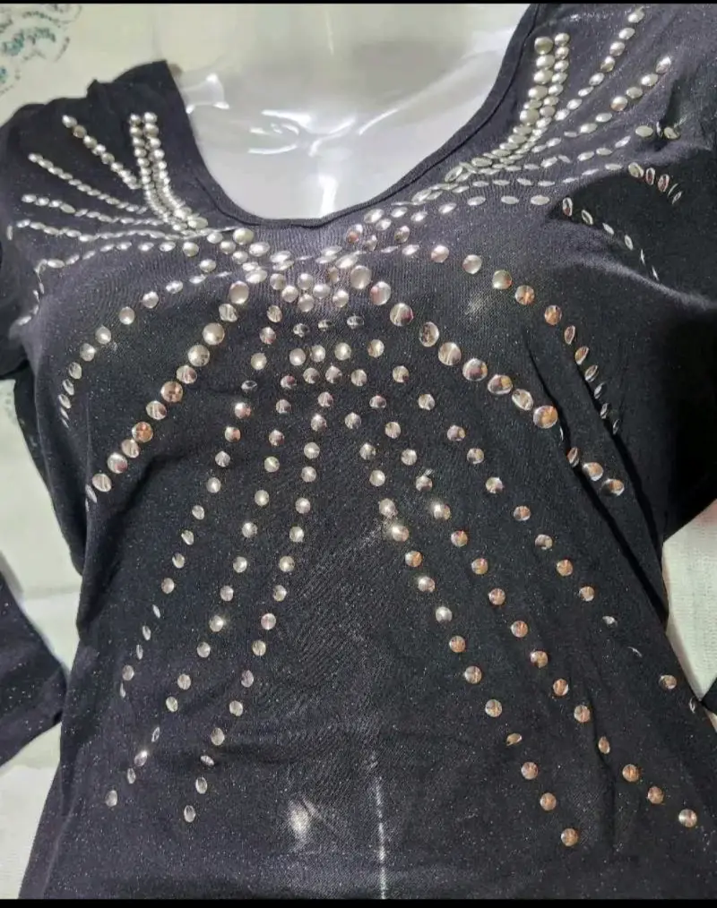 Polera negra con diseño de tachas - 2